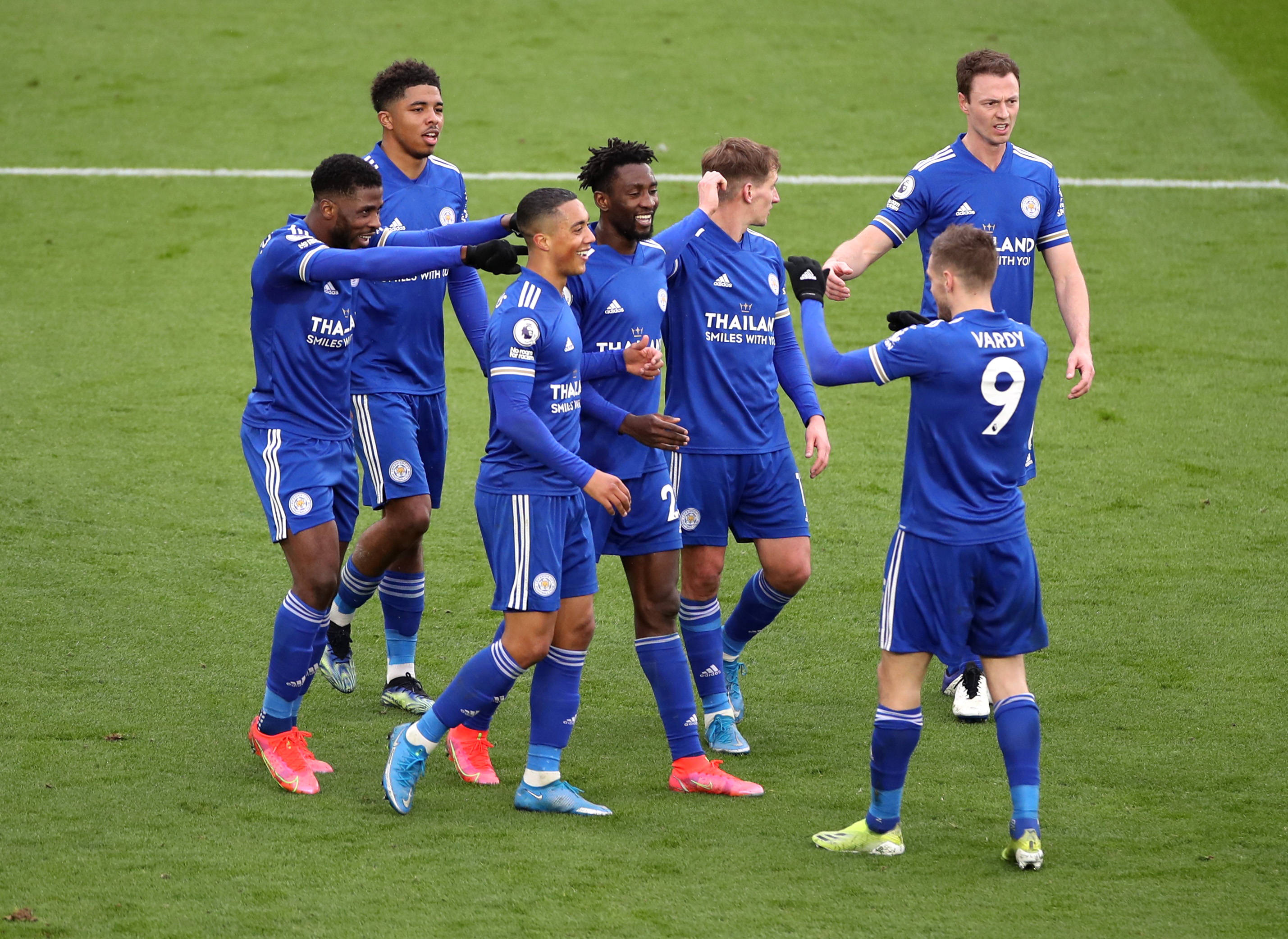 并轻拍他的 并轻拍他的